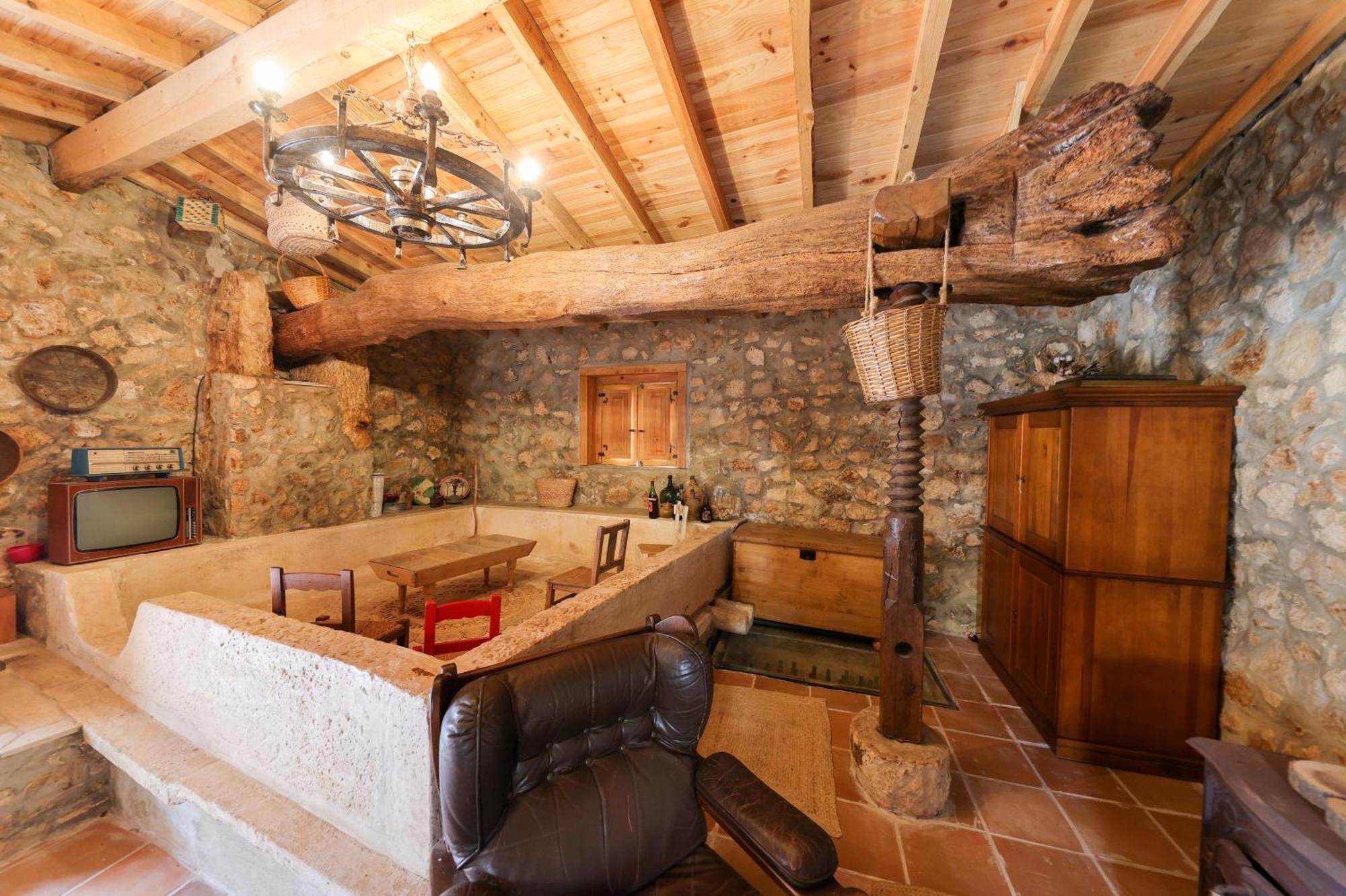 Вилла Renovated Wine Press House - With Pool Порту-ди-Мош Экстерьер фото